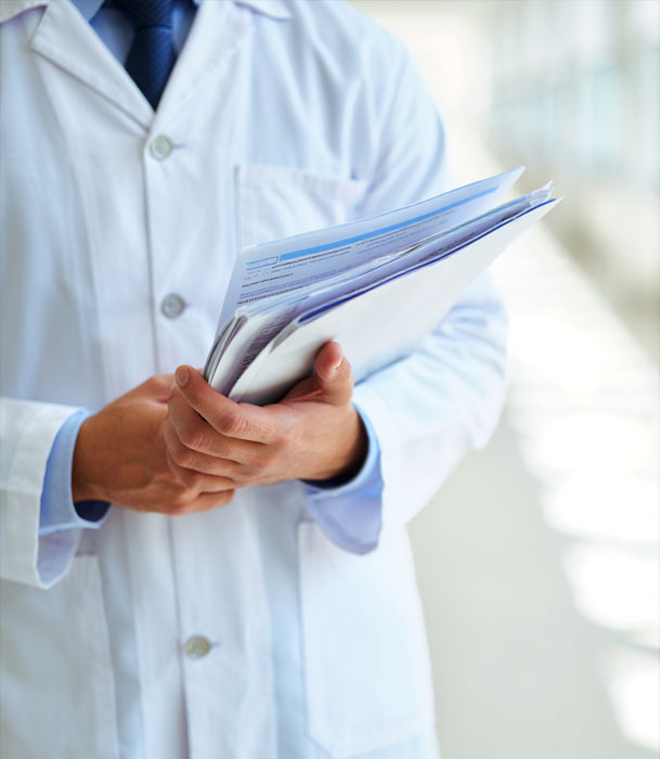 Врач держит папку с документами